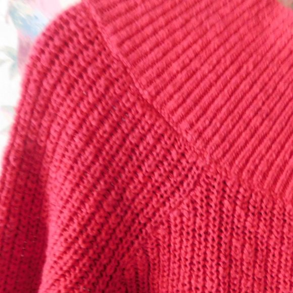 💕Red Sweater Knit 🌳🍃 - Picture 4 of 9